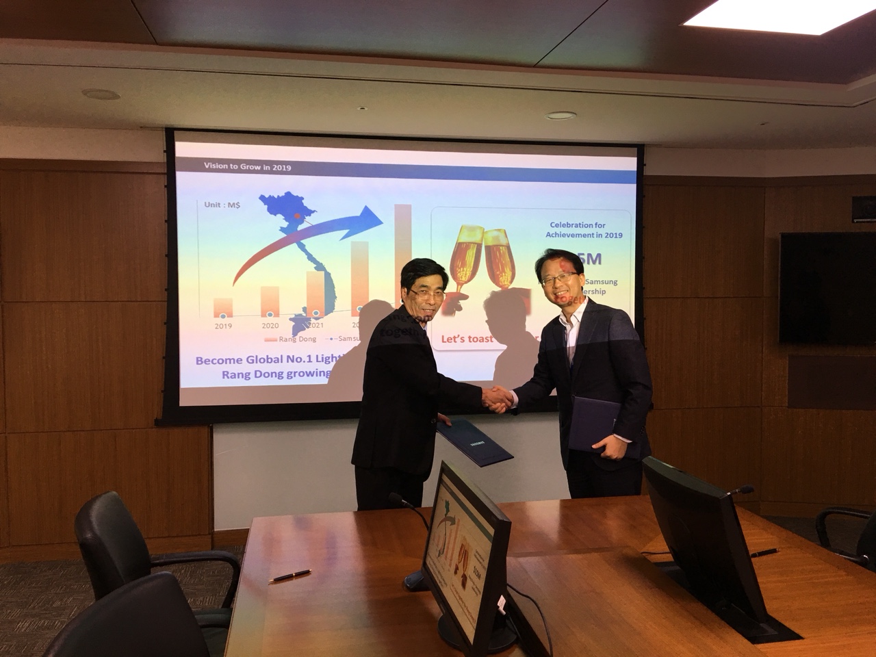 Rạng Đông và Tập đoàn Samsung ký kết hợp tác chiến lược năm 2019